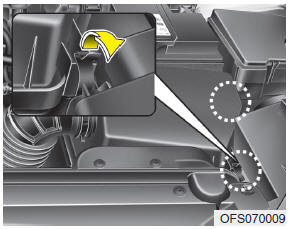 Hyundai Veloster: Air cleaner. 1. Loosen the air cleaner cover attaching clips and open the cover.