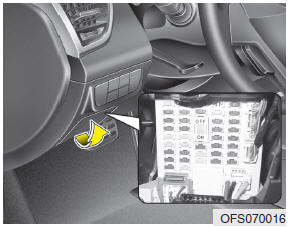 Hyundai Veloster: Instrument panel fuse replacement. 1. Turn the ignition switch and all other switches off.