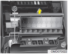 Hyundai Veloster: Engine compartment fuse replacement. Multi fuse